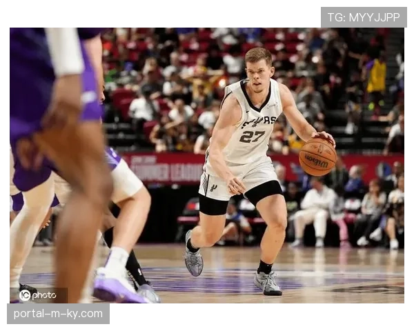 马刺后场防守悍将哈珀 球商在线防守强硬持续进步 马刺后场防守悍将哈珀 球商在线防守强硬持续进步